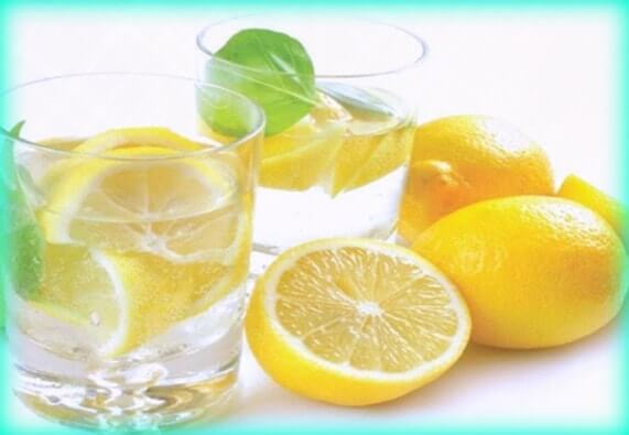 tomar agua con limón